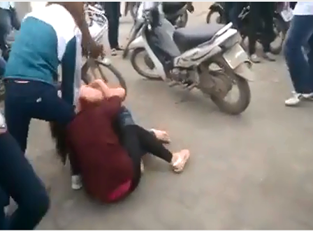 Nữ sinh lại đánh nhau, lột hết nội y